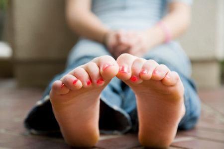 俗话说二脚趾头长不养爹和娘,二拇脚趾头长不养活爹娘是真的吗