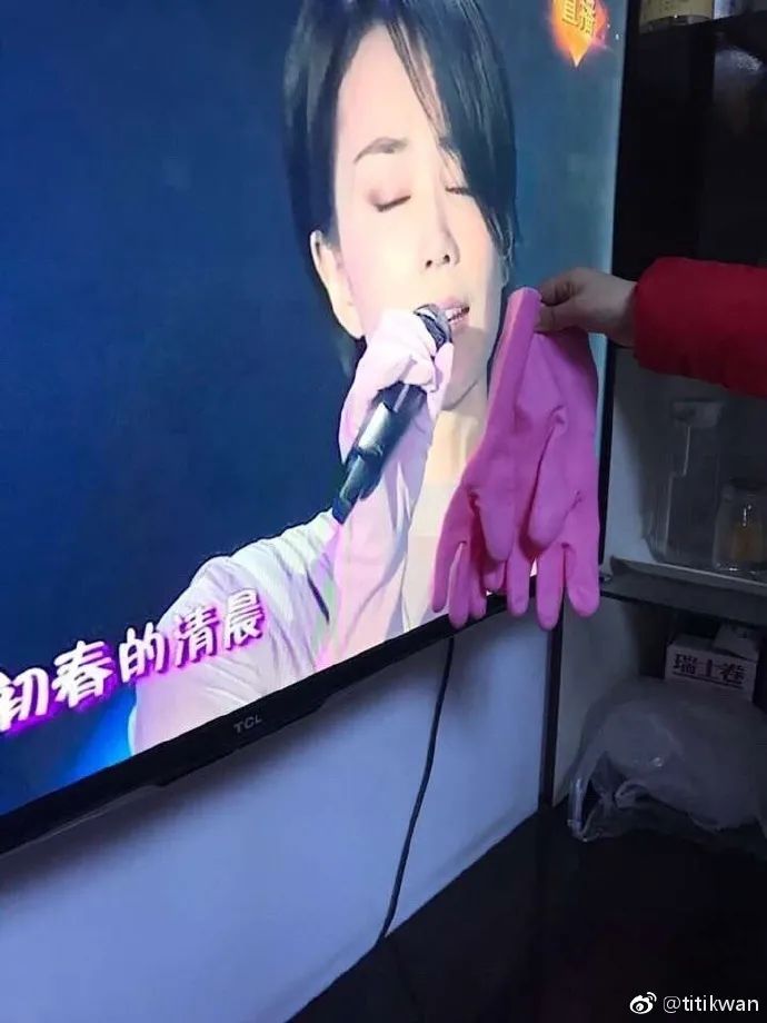 春晚时尚图鉴：热巴杨幂的红裙、王菲刷碗手套和董卿李思思的口红