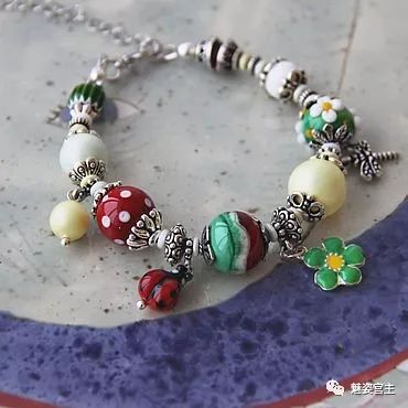 施华洛世奇水晶和珠子打造闪亮弹簧吊坠手链，附制作图解教程