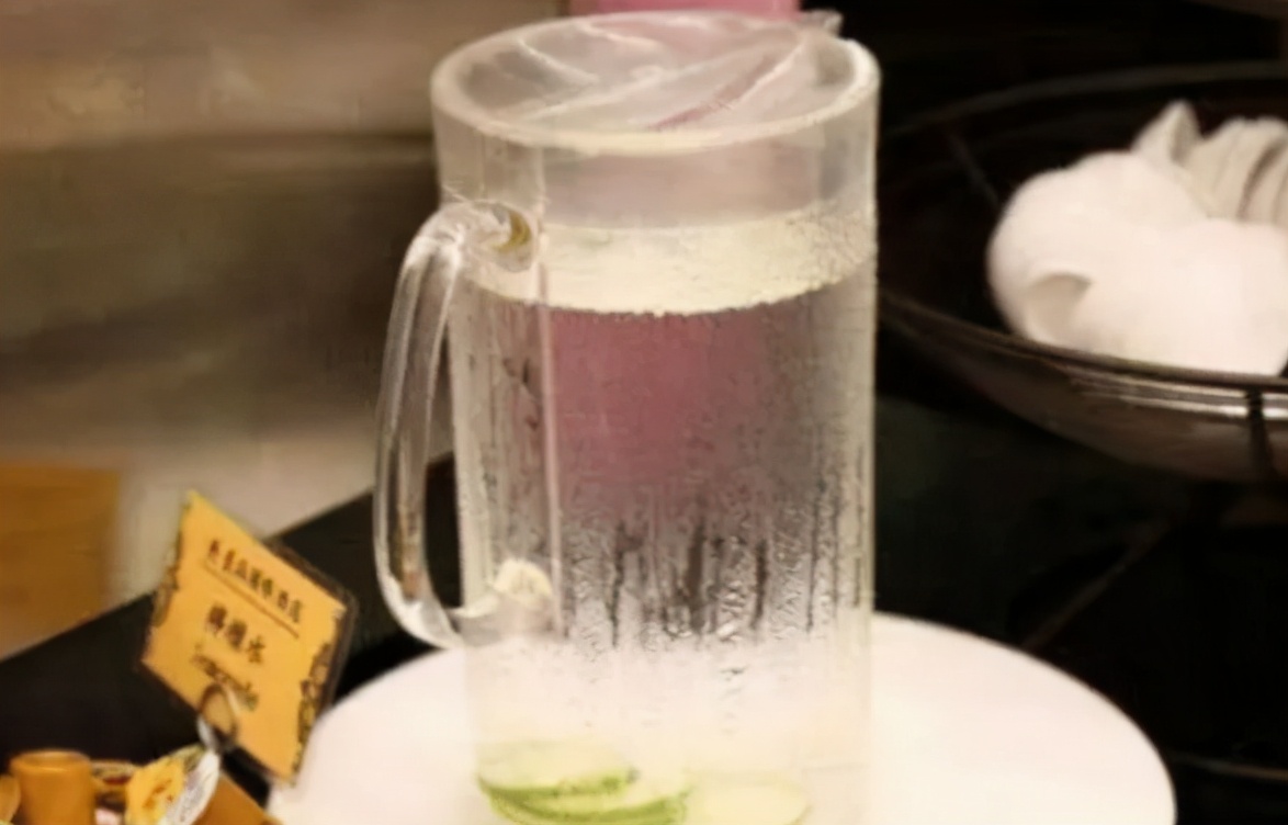 去吃牛排提前上的柠檬水是干嘛的 (吃牛排旁边的柠檬水是让喝的吗)
