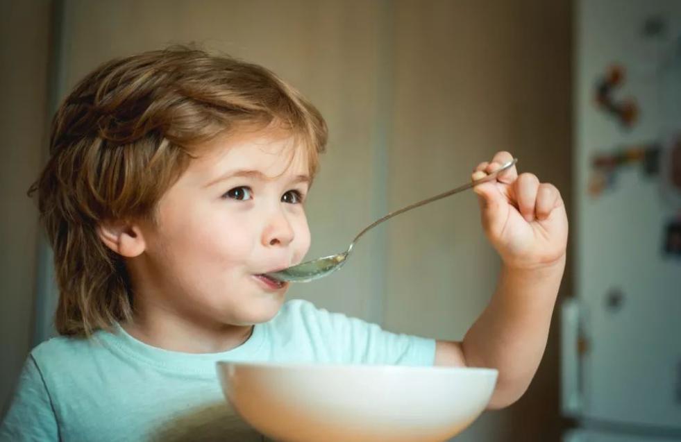 头发干枯毛躁怎么保养缺啥维生素,头发发黄什么原因该补什么维生素