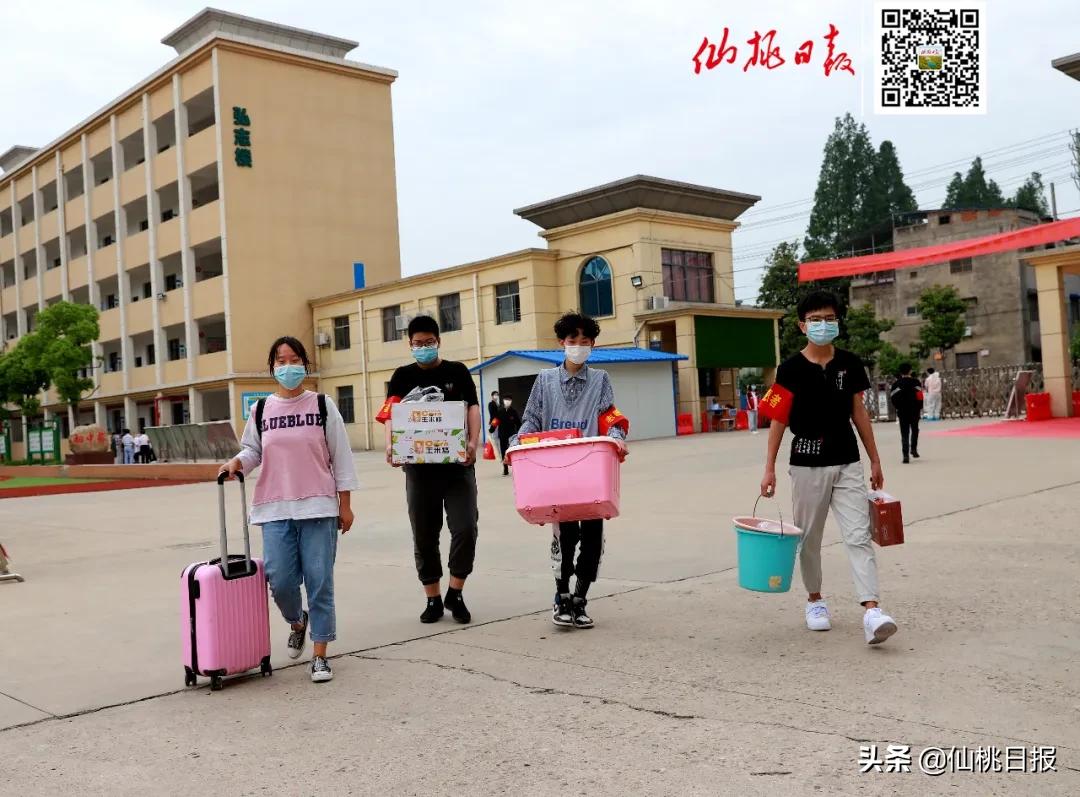 仙桃万余名初三学子复学，家长直呼“神兽终于归笼啦！”