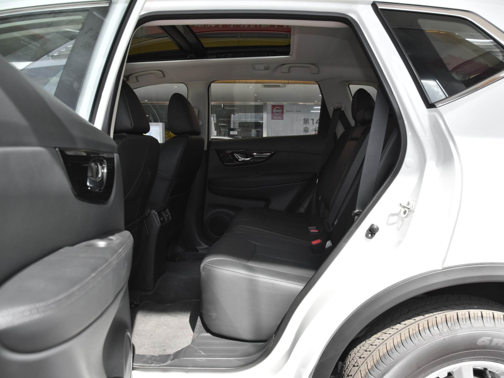 奇骏2019款2.0lcvt时尚版可有天窗,2.5自吸加at的suv奇骏几月上市