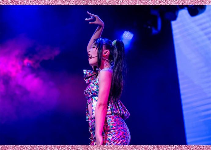 “最丑女团”cindy登台走秀，亮片衫配黑裤，气场不输专业模特