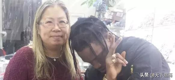 这位卖大金链潮籍大妈是继老干妈之后，又一个征服美国的女人