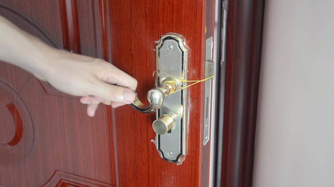 你家里有橡皮筋吗？这样用途太聪明了，解决了很多男女人的困扰