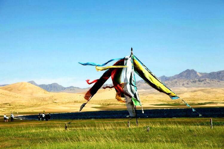 在青海竟私藏着一个比甘肃月牙泉更美的沙漠清泉瀚海明珠金子海