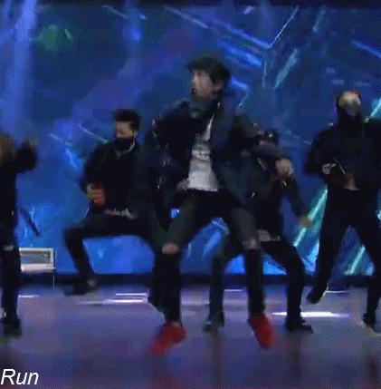 易烊千玺露半面脸,易烊千玺红衣顶胯舞