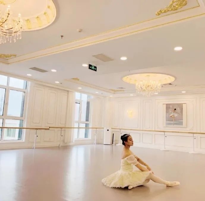 赌王女儿何超盈为什么那么胖了,赌王小公主何超欣近照曝光