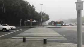 台风暴雨上下班关注安全,台风暴雨来袭出门在外关注安全