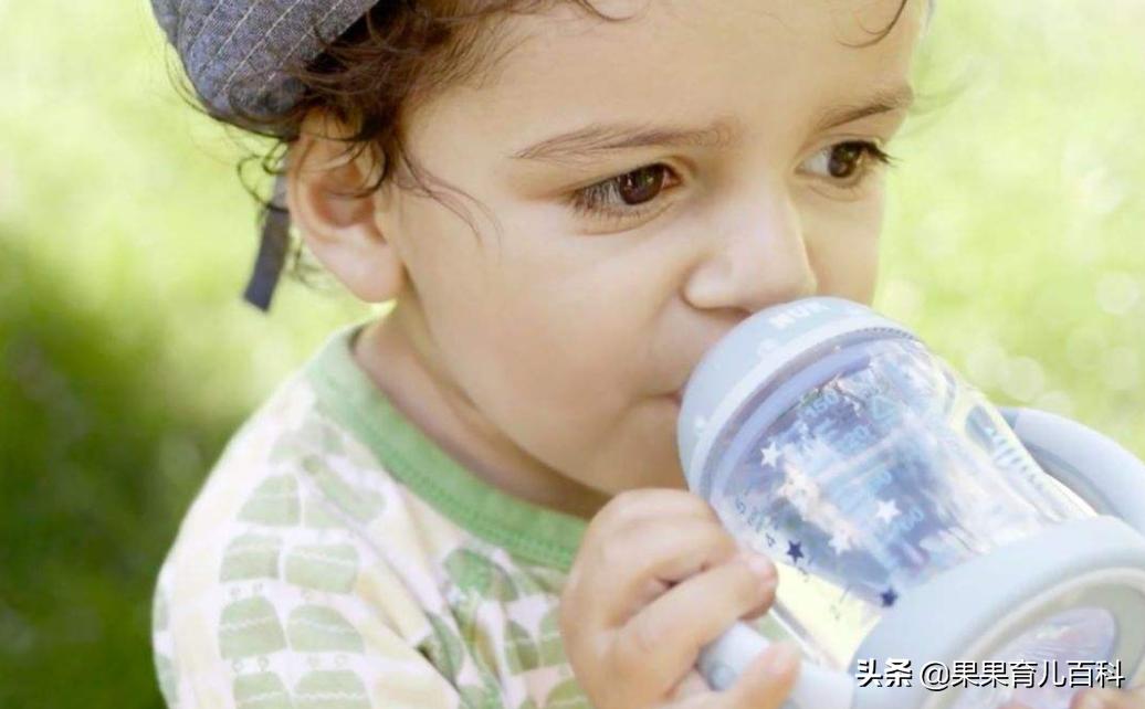 宝宝胀气爸爸应该怎么做,新手父母如何应对宝宝胀气