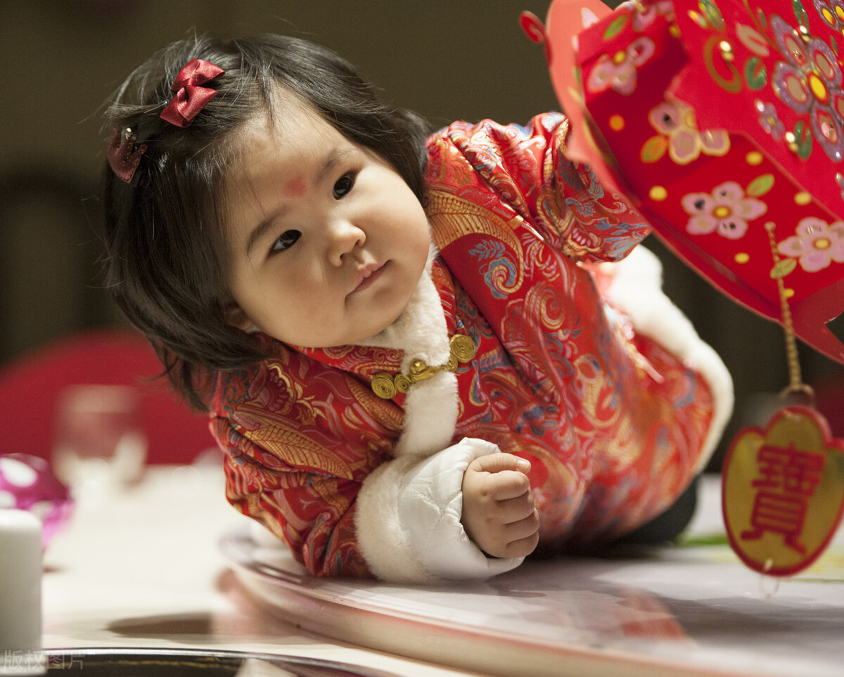 婴儿多大开始抓周,婴儿多大会抓脸