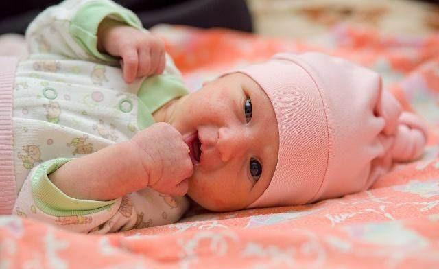 刚出生的宝宝哪21种情况不是病,刚出生的婴儿会出现什么症状