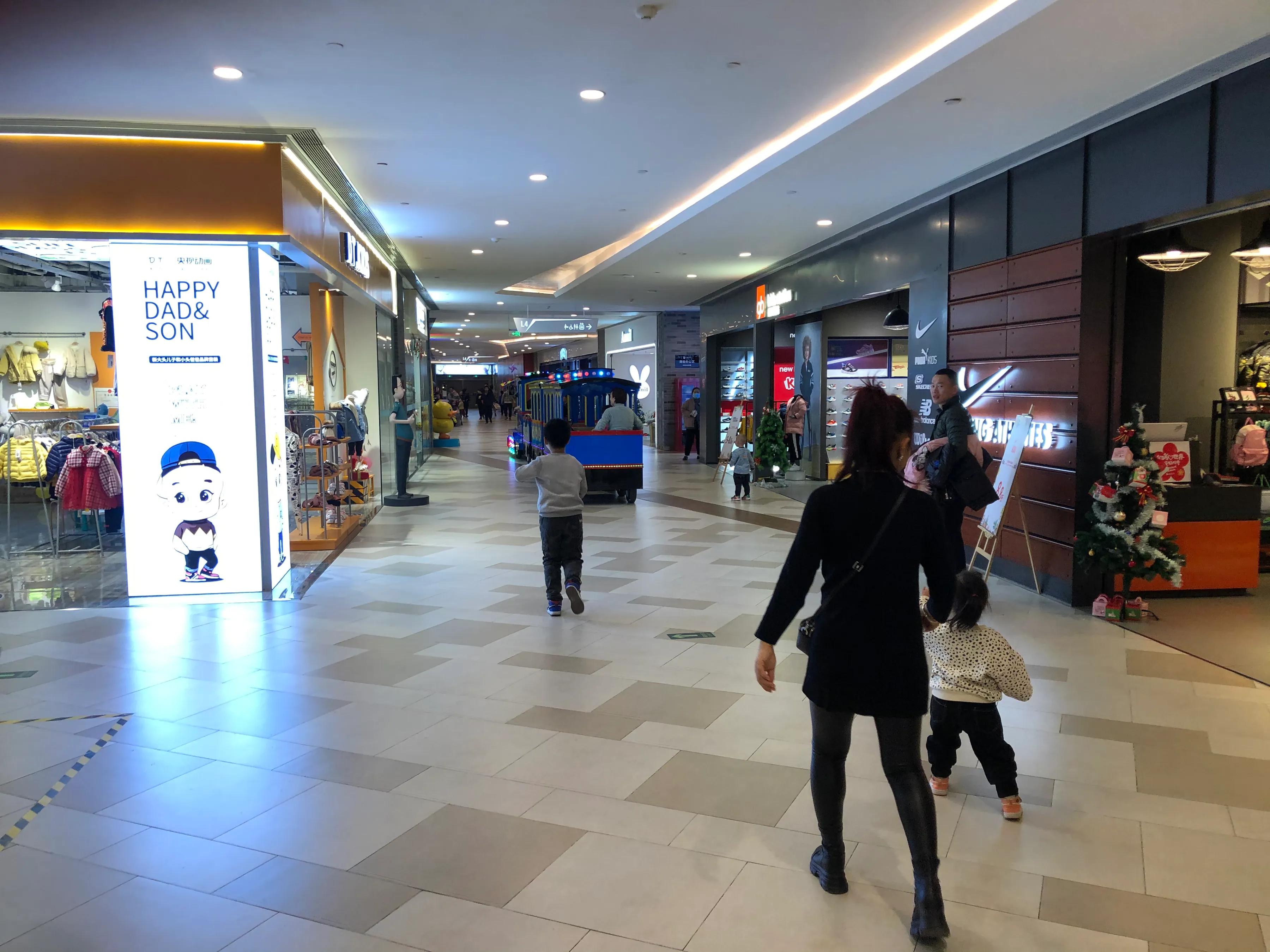 结婚纪念日钻石戒指,结婚纪念日礼物放在奶茶杯里