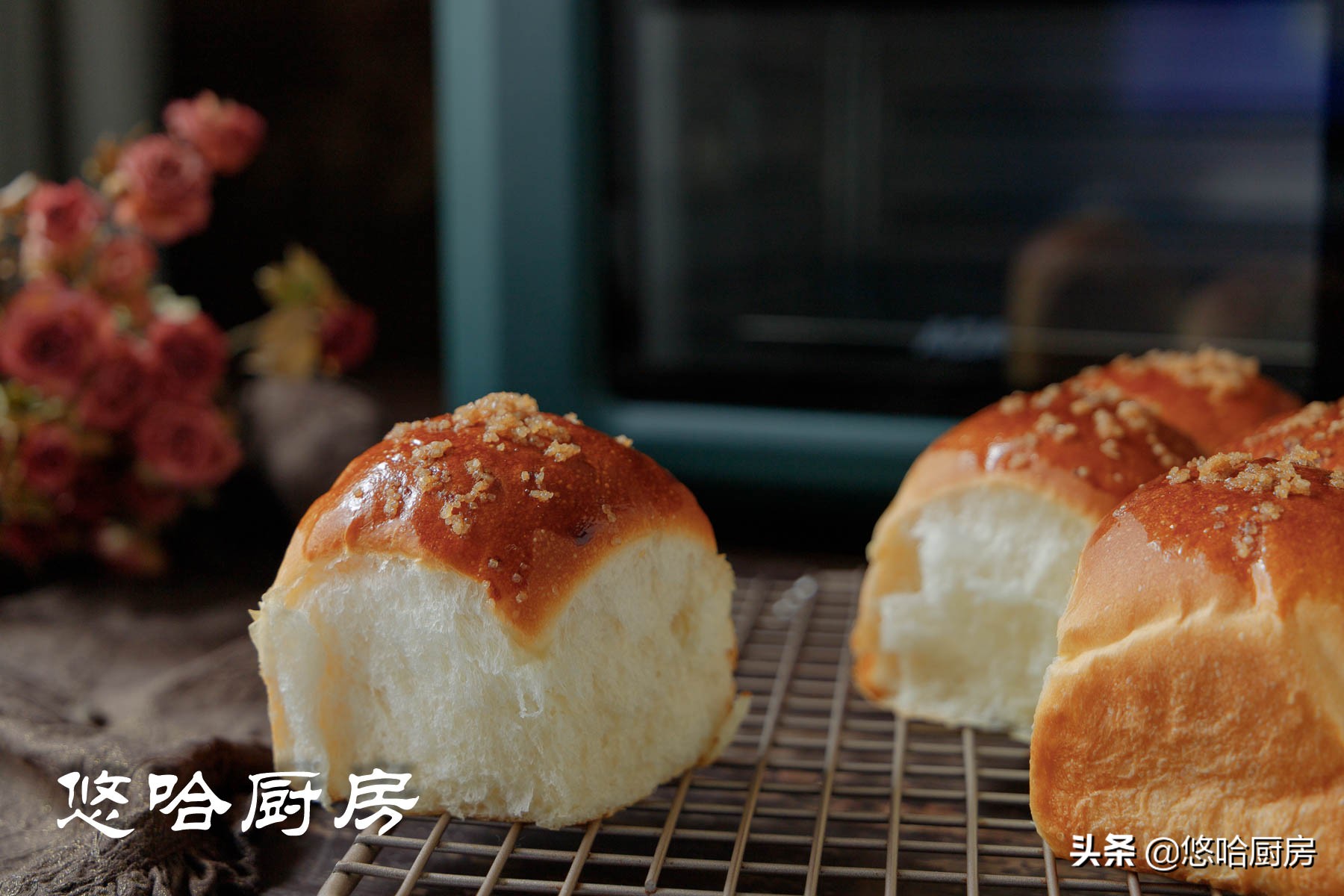 爱吃面包不用花钱买,香甜的松软小面包快快动手制作吧