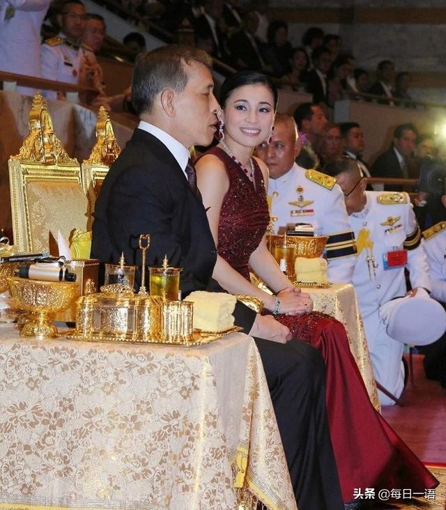 花心泰王也温柔？结婚周年陪王后穿情侣装，满脸宠溺给娇妻打下手