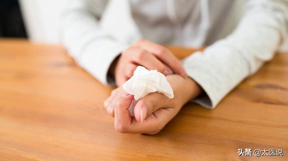 鼻头经常出汗是怎么回事,夏天鼻头出汗发红是怎么回事