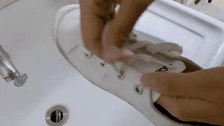 白色帆布鞋洗后怎么晒不变白,白色帆布鞋洗不干净用什么方法