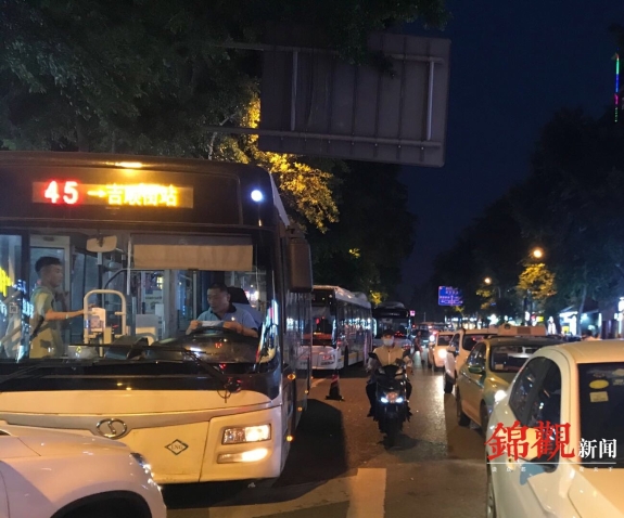 两辆车堵路中间,为缓解交通拥堵提建议