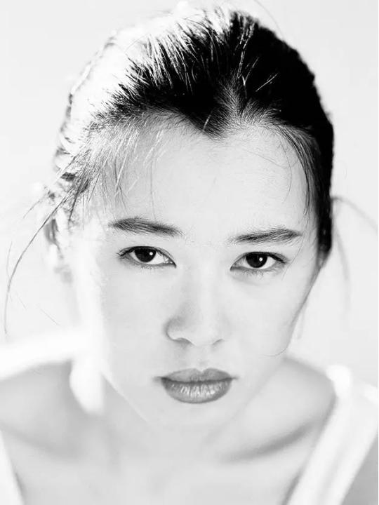 “狼女”余男的生猛史，从性感*物尤**到顶级影后，这四个男人太重要