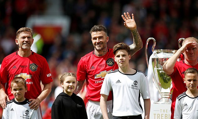 贝嫂带小七去看足球赛,贝嫂带娃看小贝比赛