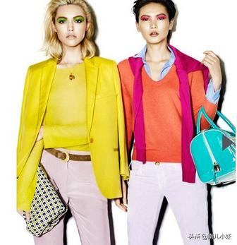 芥黄色上衣配什么颜色裤子好看,桔黄色紧身裤子配什么上衣
