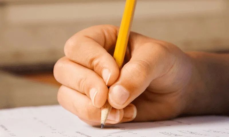 孩子握笔姿势不对写字不好怎么办,一年级学生握笔姿势不对怎么纠正