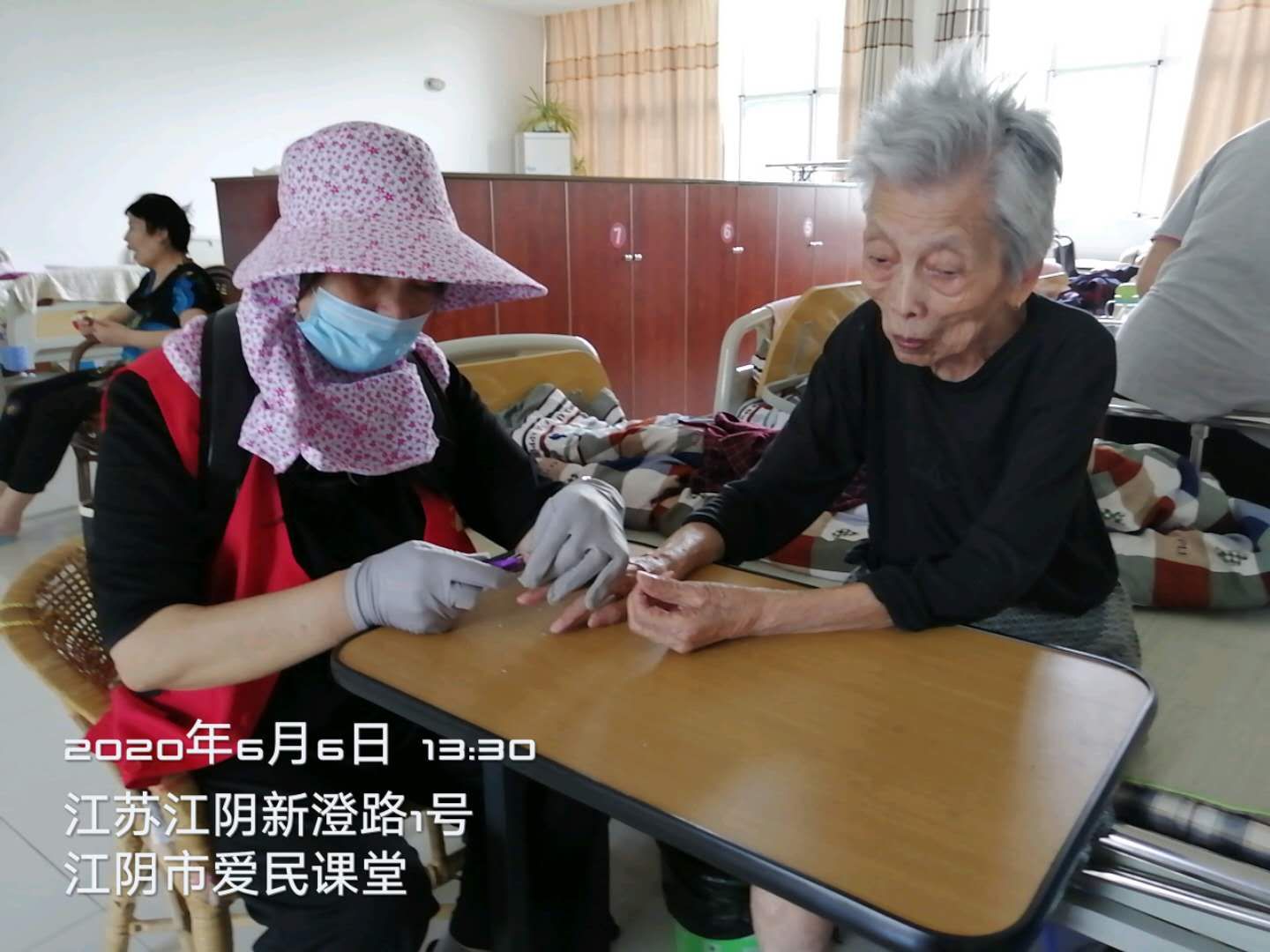 志愿者用爱温暖老人心,情暖社区老人献爱心志愿服务