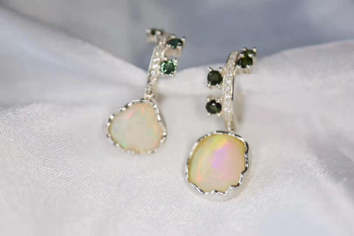 欧泊一种拥有世间所有颜色的宝石，关键还不贵