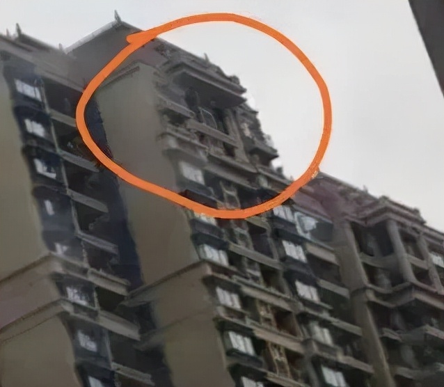 恒大一楼盘屋面飘板掉落击穿车库地面住建局开展安全隐患检查