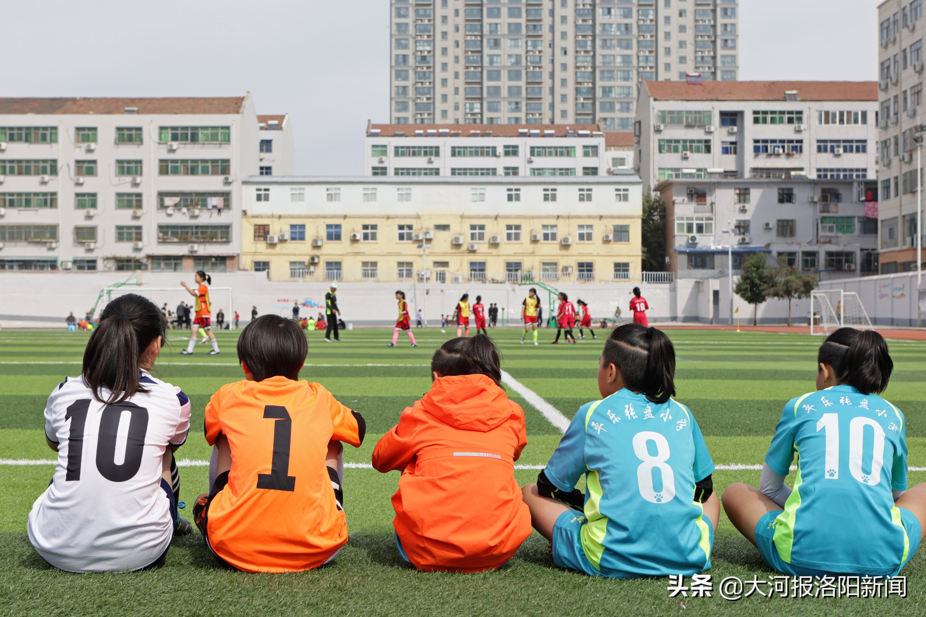 穿足球鞋踢足球比赛,穿大钉足球鞋在水泥地上踢球