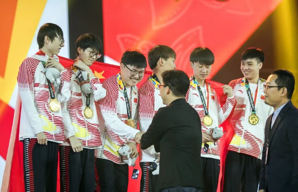 他们20岁年入千万，成为时代偶像，代价却无比残酷