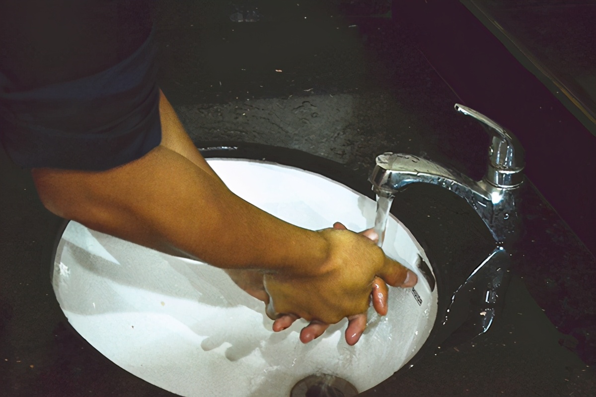 髌骨骨折打石膏后需要关注什么,小孩手骨折打石膏后要关注什么