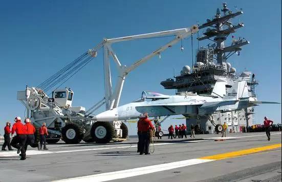 航母上的特种防火车,中国航母配备的飞机是什么型号