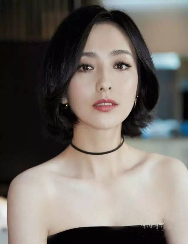 女人凸显身材的穿衣搭配,女生倒三角形身材是衣架子吗