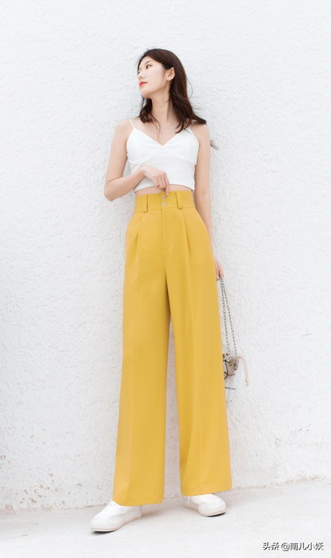 芥黄色上衣配什么颜色裤子好看,桔黄色紧身裤子配什么上衣