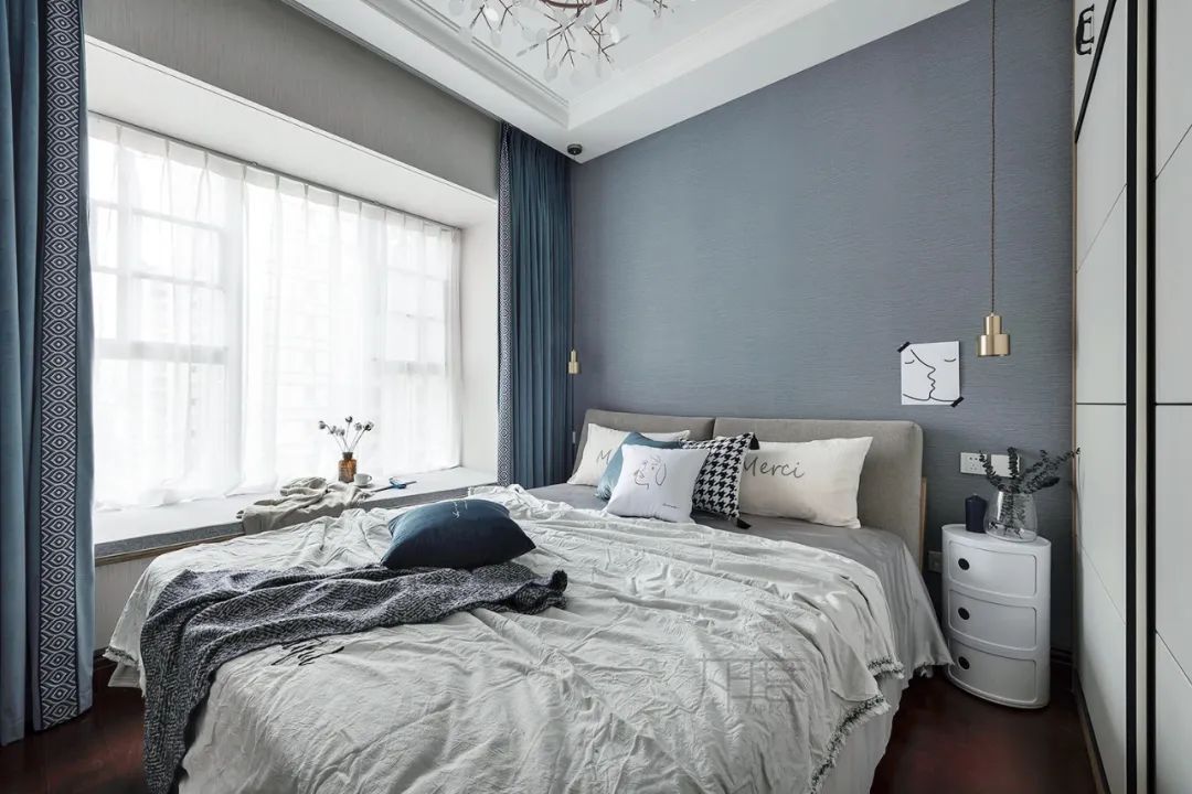 飘窗窗帘侧装和顶装有什么区别,飘窗的窗帘是靠墙还是靠窗装好呢