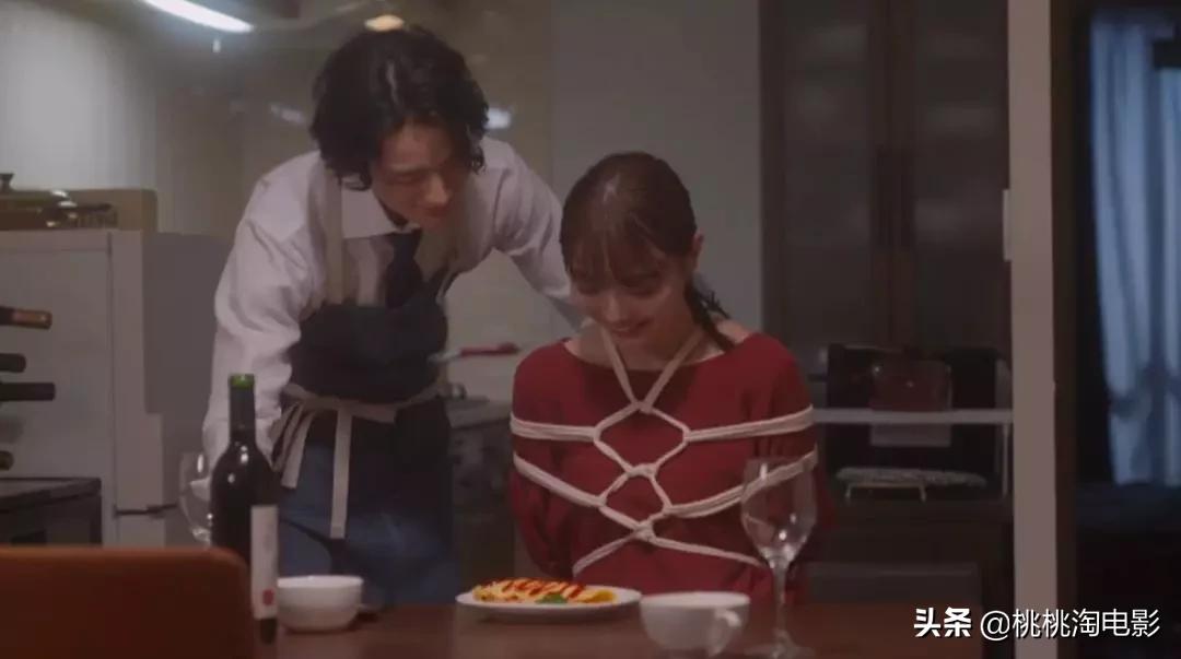 这部剧表面有多不正经，内在就有多扎心与痛