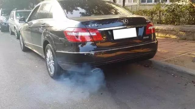 排气管不滴水不冒烟怎么回事,排气管冒烟很严重是什么原因