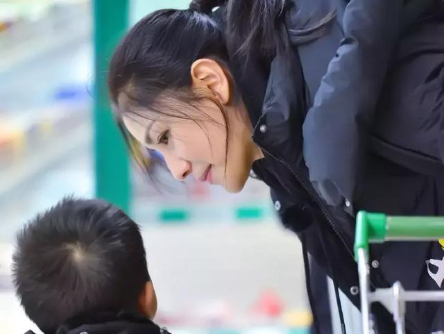 小孩尖叫嘶吼哭泣妈妈崩溃,孩子尖叫妈妈温柔教导