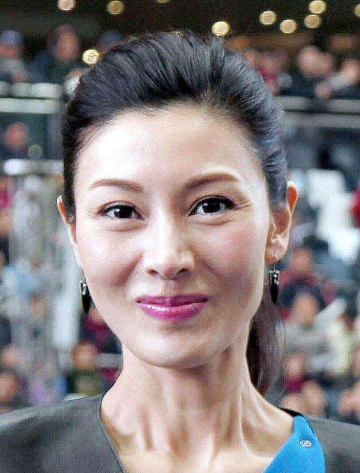 吴佩慈生四胎后皮肤松弛，颜值崩塌，她不生也会老的