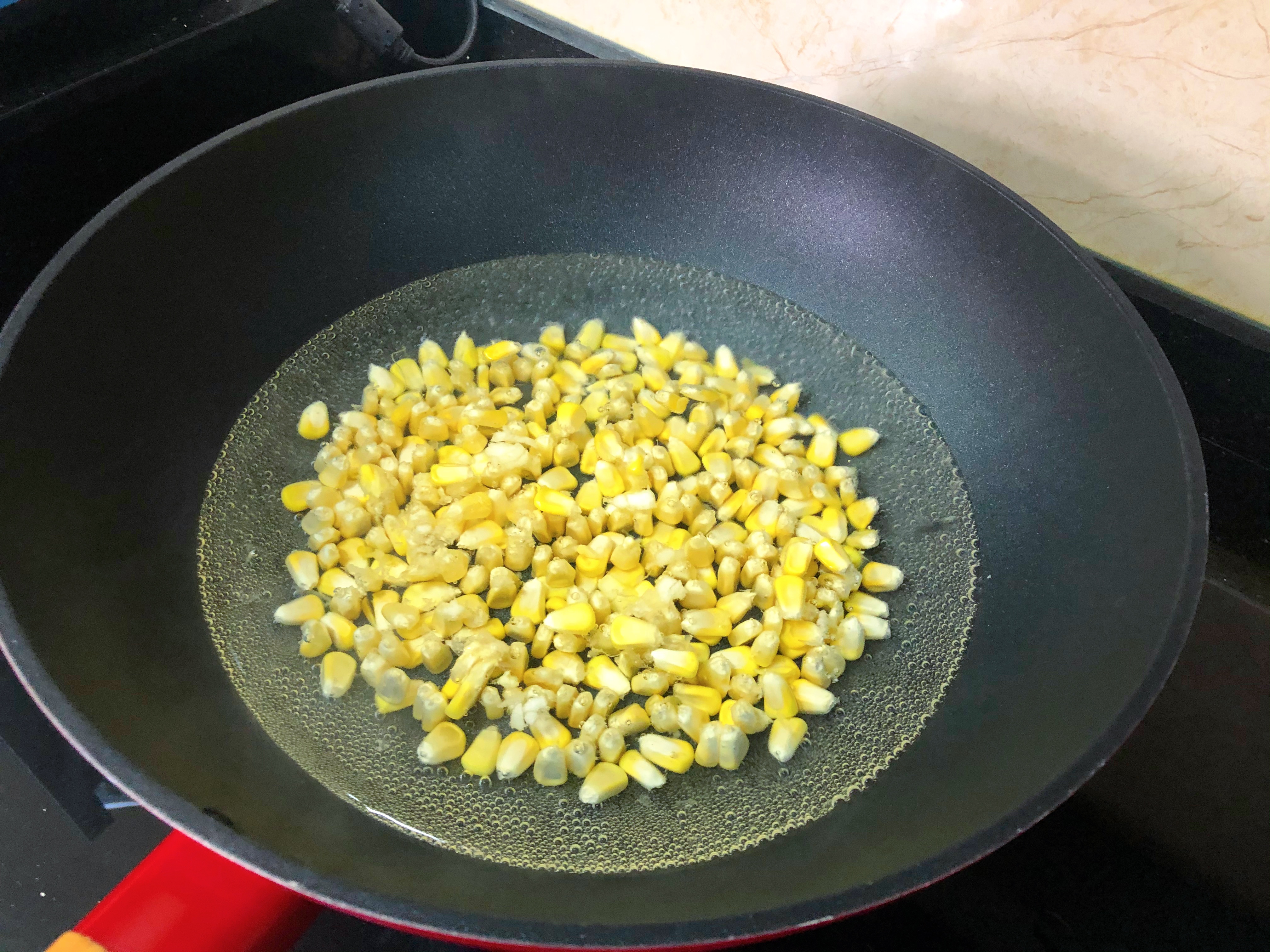 玉米上藏了个小开关,原来玉米还可以这样剥