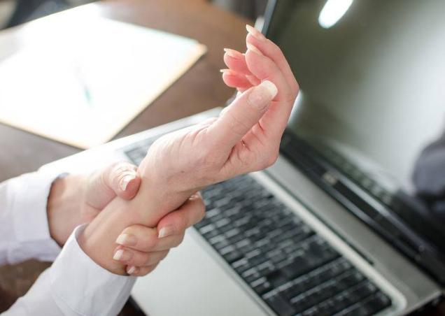 手抖一般都是什么原因造成的,最近手抖得厉害是什么原因引起的