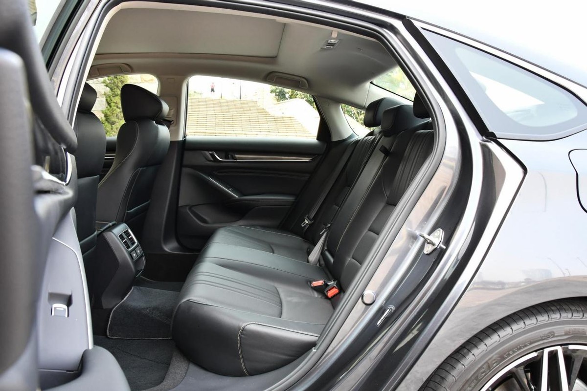 全新雅阁带感登场16.98万起搭载,9.5代15万公里的雅阁还值得购买吗