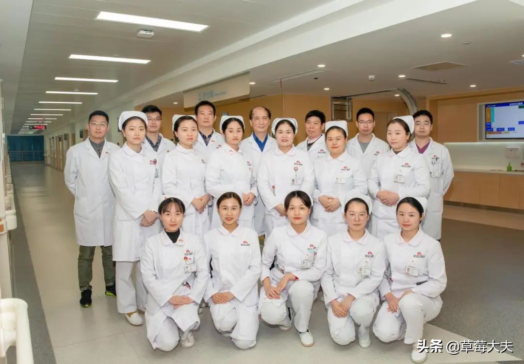 女孩腹痛难忍到医院,女童腹痛剧烈