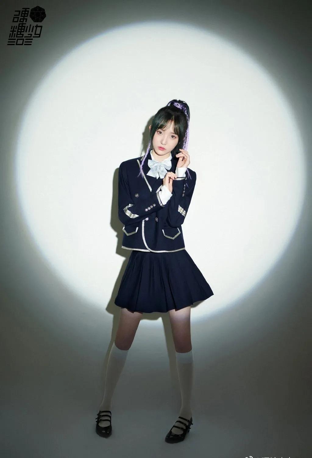 超减龄穿搭法则被杨超越狠狠拿捏,杨超越水手服穿搭