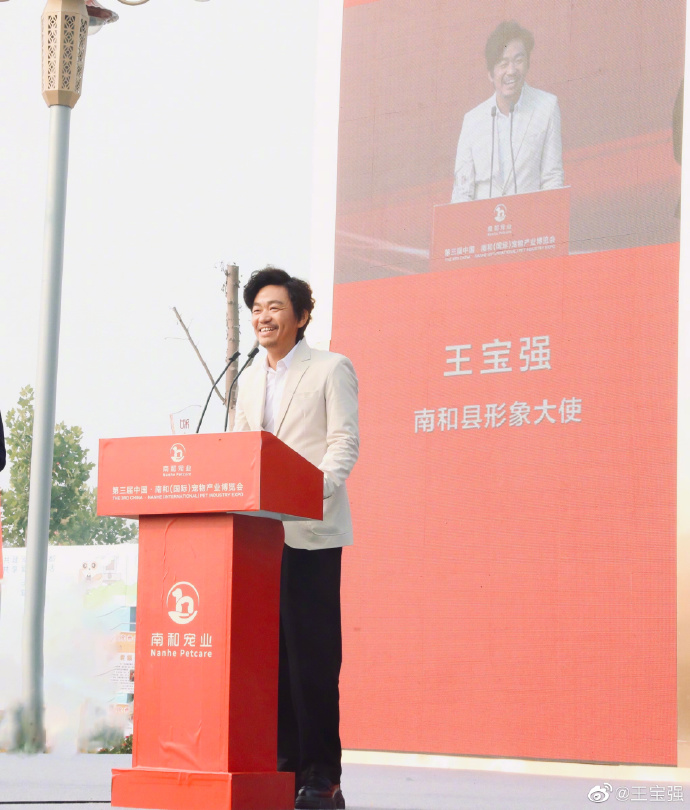 王宝强现身北京机场？王宝强生活花絮？王宝强新女友冯清曝光？