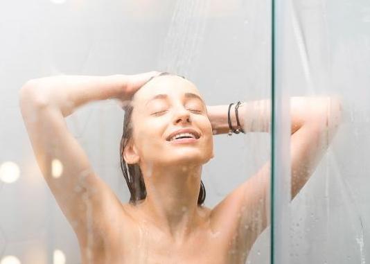 女人洗澡时，为什么喜欢站着排尿？多数人可能不好意思