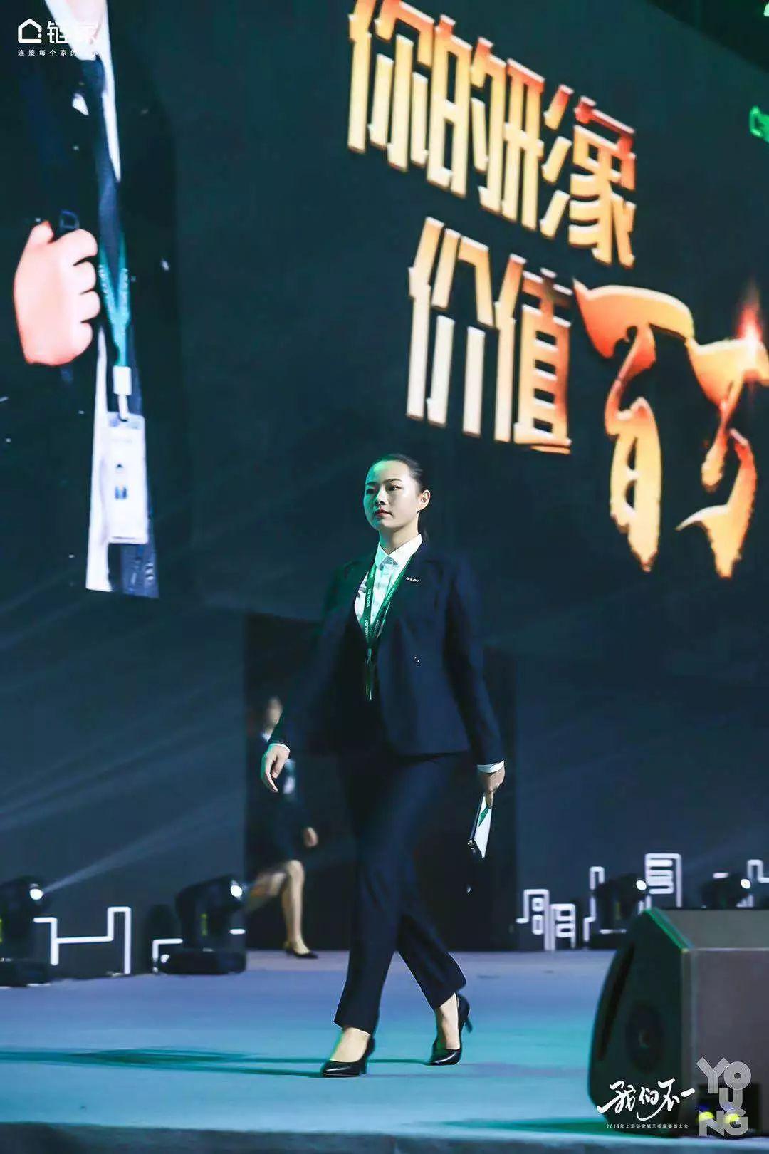 工作场合变身,链家经纪人职业装蝴蝶结