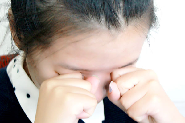 睫毛太长经常掉眼睛里怎么办,睫毛掉眼睛里不取出会不会有影响